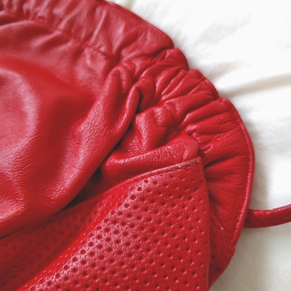 Vintage 80s red leather hinged clasp shoulder purse. - Picture 5 of 9
